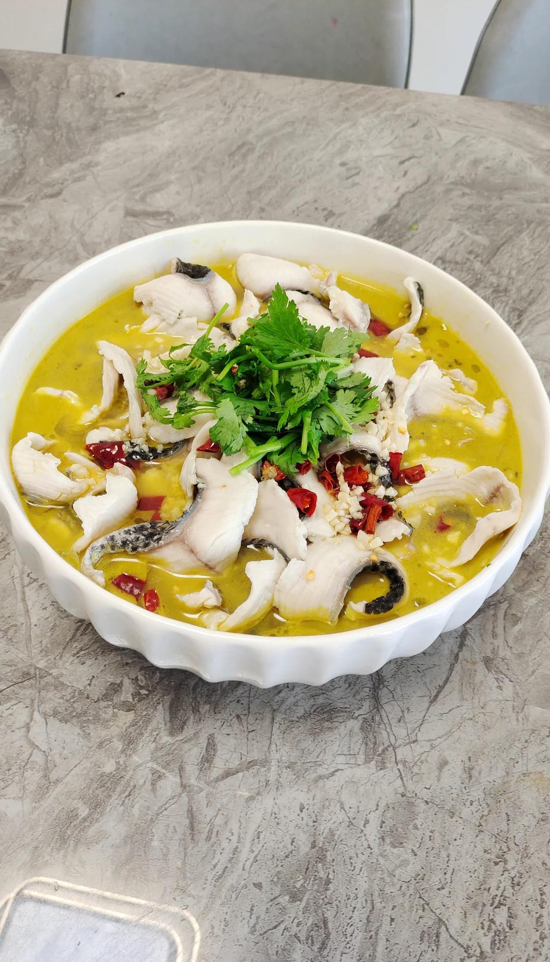 酸菜鱼放什么素菜(酸菜鱼里放什么素菜)