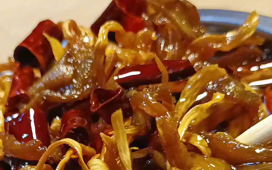 炒素菜糖是放油里吗(炒菜放糖的比例是多少) 炒素菜糖是放油里吗(炒菜放糖的比例是多少)