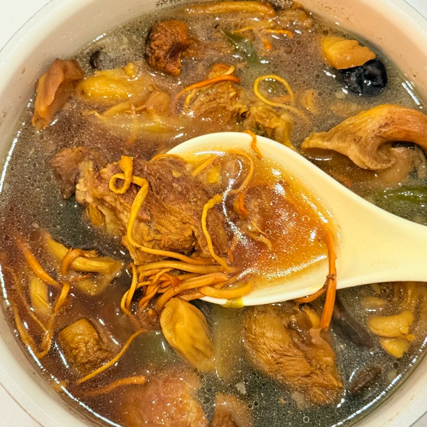 香菇炖排骨的家常做法(香菇炖排骨怎么做?)