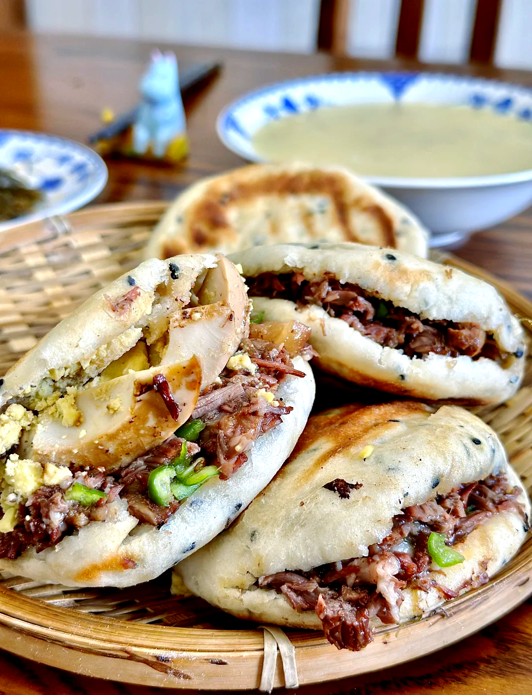 像肉夹馍的小吃(像肉夹馍一样的叫什么) 像肉夹馍的小吃(像肉夹馍一样的叫什么)