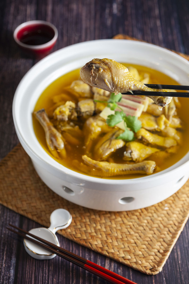 家常清汤炖鸡(家庭清炖鸡汤) 家常清汤炖鸡(家庭清炖鸡汤)