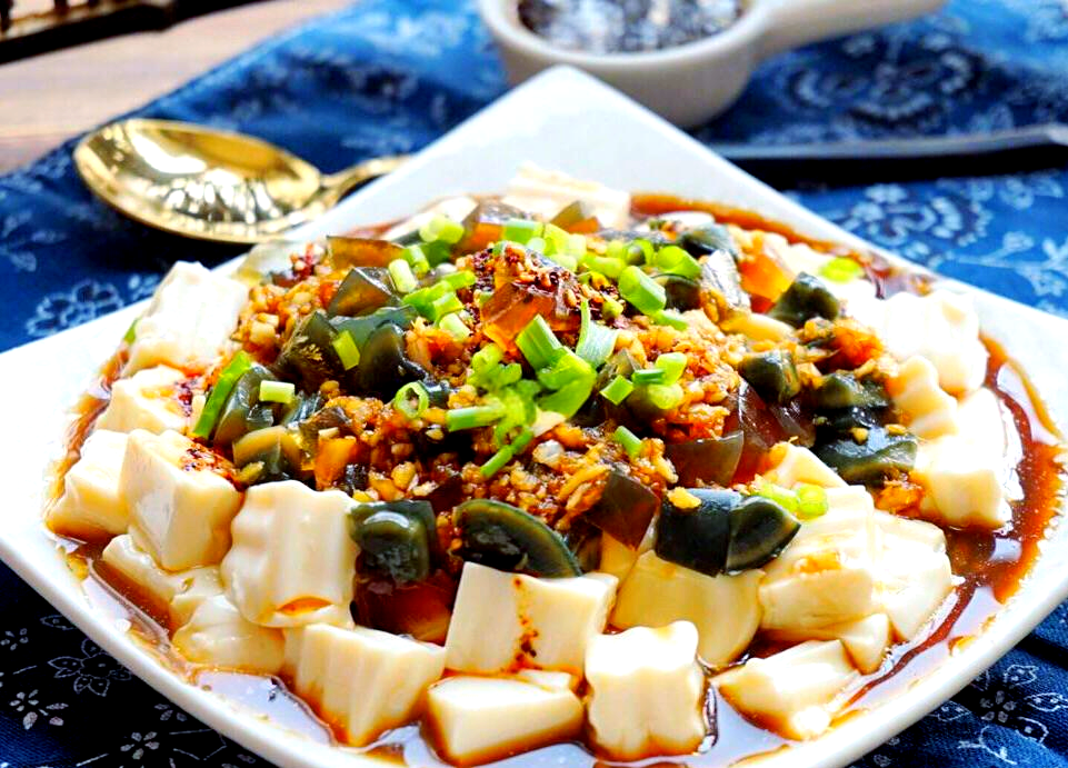 皮蛋拌豆腐的家常做法(皮蛋拌豆腐的方法) 皮蛋拌豆腐的家常做法(皮蛋拌豆腐的方法)