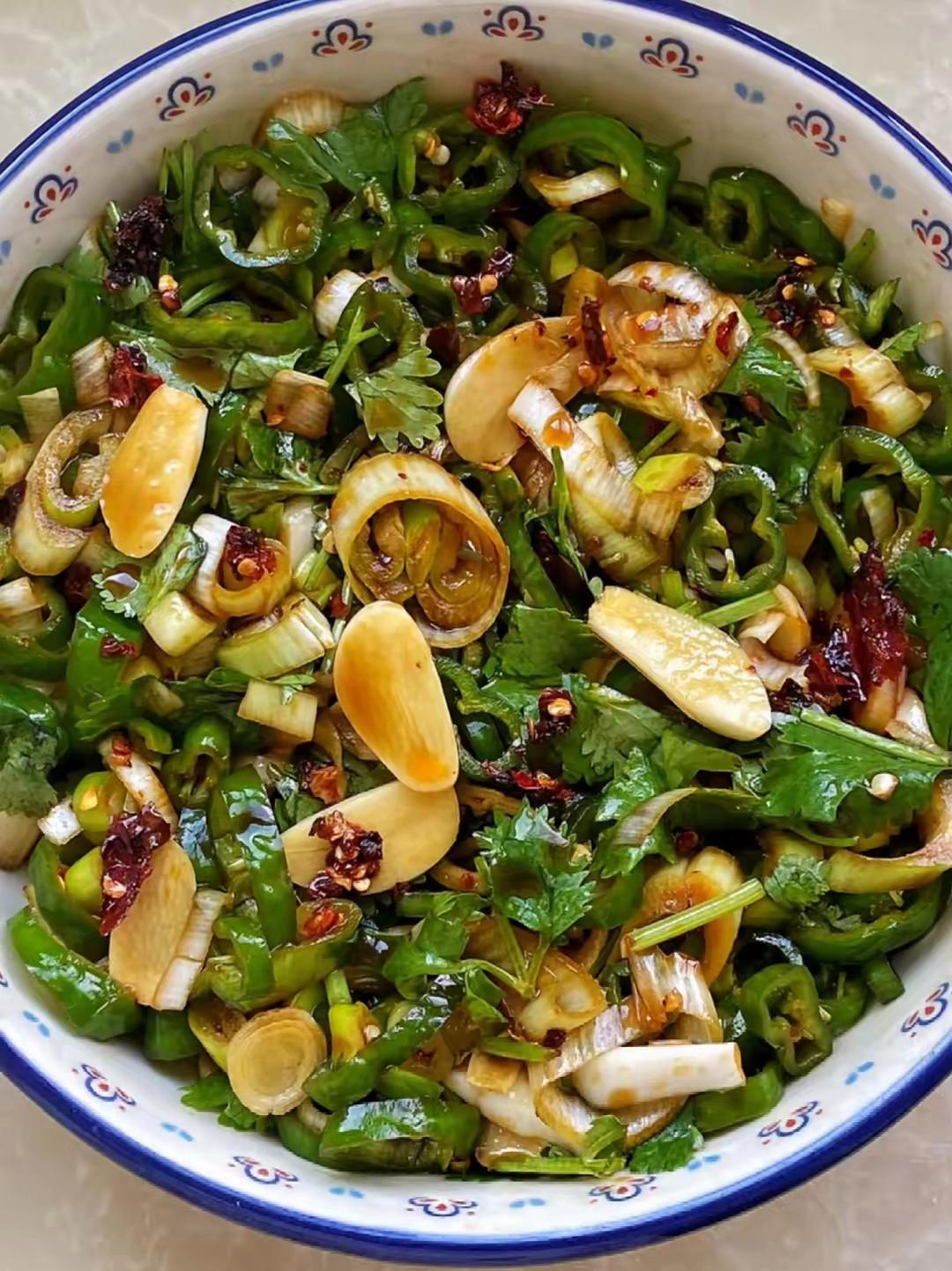 黄瓜辣椒葱花凉菜(黄瓜辣椒葱的腌咸菜方法)