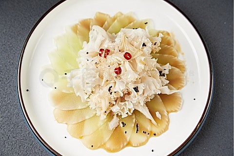 圆形像银耳的凉菜(口感像银耳的菌类) 圆形像银耳的凉菜(口感像银耳的菌类)