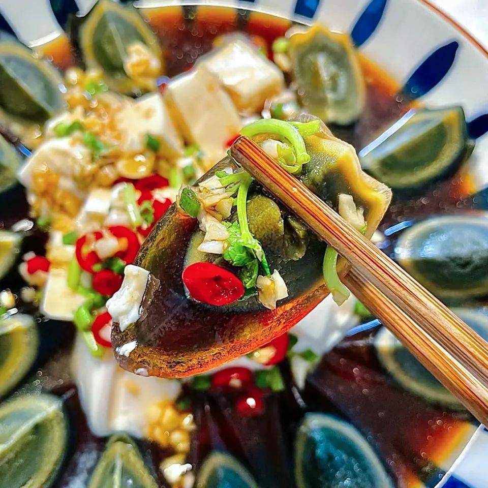 凉菜里像豆腐(装凉菜里面有黄豆的是什么东西) 凉菜里像豆腐(装凉菜里面有黄豆的是什么东西)