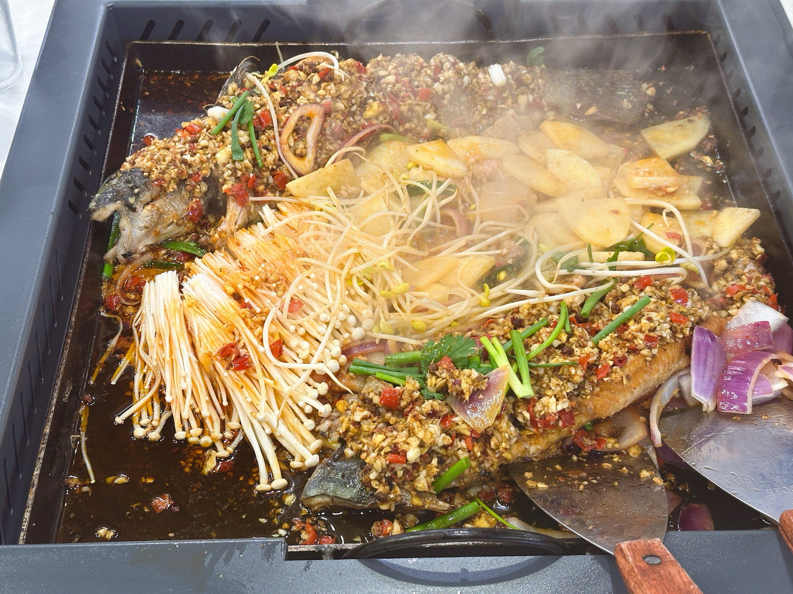 铁板烤鱼的特色(铁板烤鱼的特色有哪些)