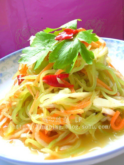 制作凉菜红油(凉菜的红油里面添加什么有特别的香味) 制作凉菜红油(凉菜的红油里面添加什么有特别的香味)