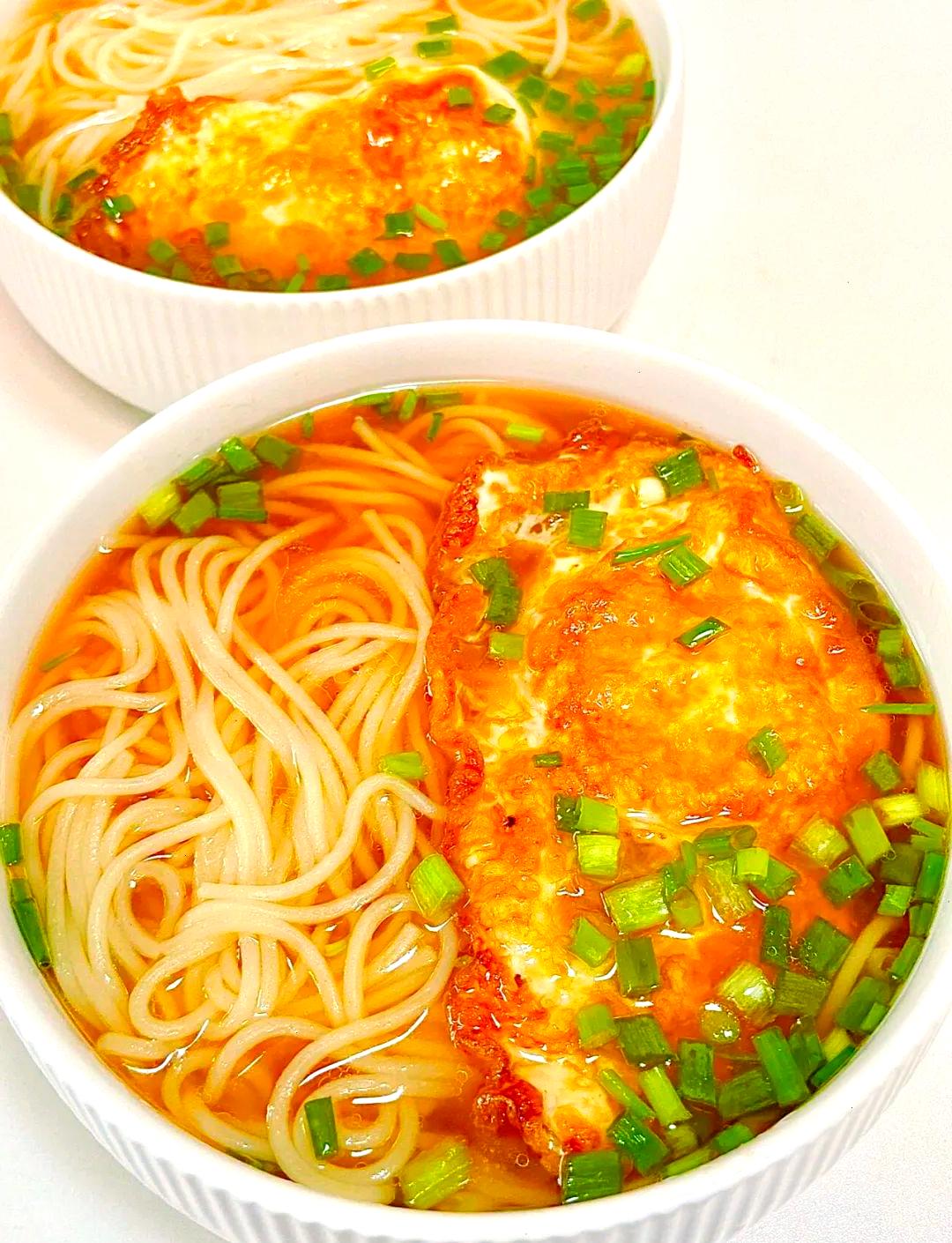 面条和鸡蛋早餐(面条配鸡蛋) 面条和鸡蛋早餐(面条配鸡蛋)