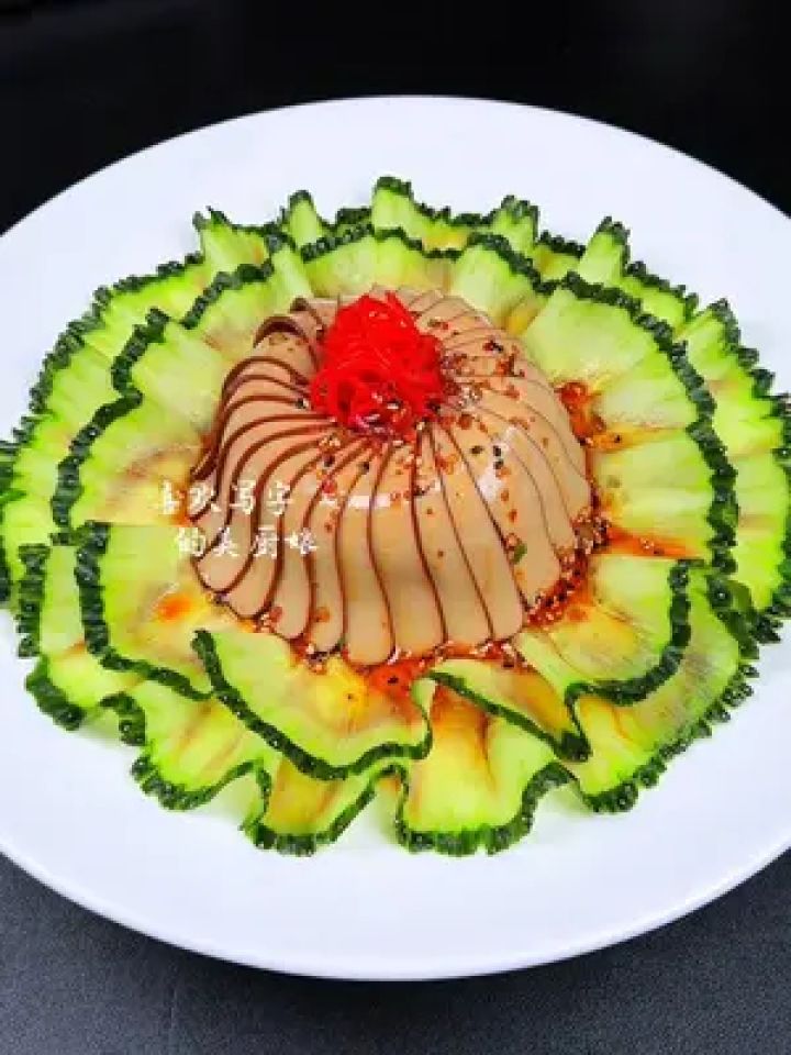 凉菜立体盘头(凉菜盘头装饰花草名字) 凉菜立体盘头(凉菜盘头装饰花草名字)