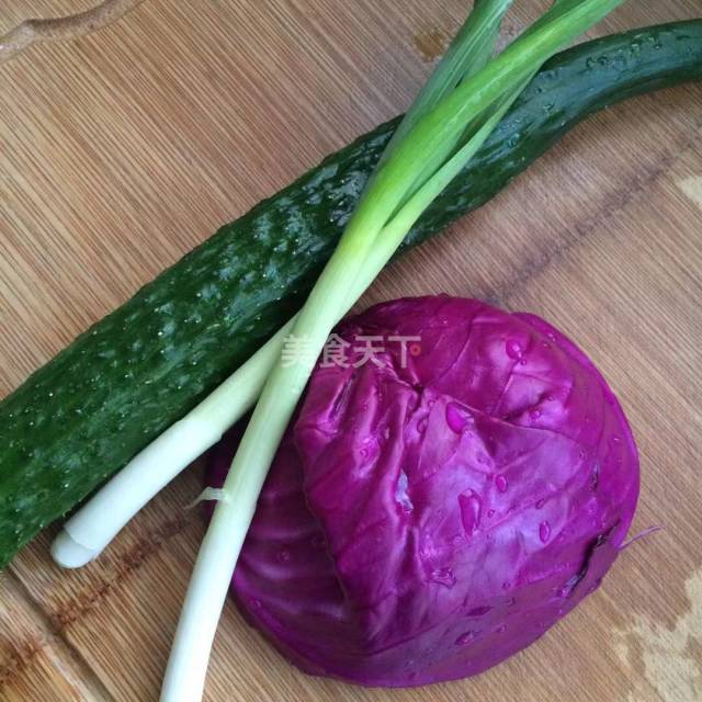 凉菜是紫色的吗(凉菜色泽发亮) 凉菜是紫色的吗(凉菜色泽发亮)