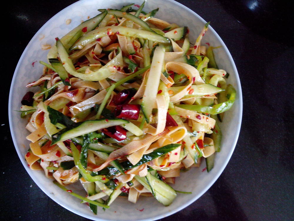 干豆腐拌黄瓜粉丝凉菜(豆腐干黄瓜粉丝怎么凉拌?) 干豆腐拌黄瓜粉丝凉菜(豆腐干黄瓜粉丝怎么凉拌?)
