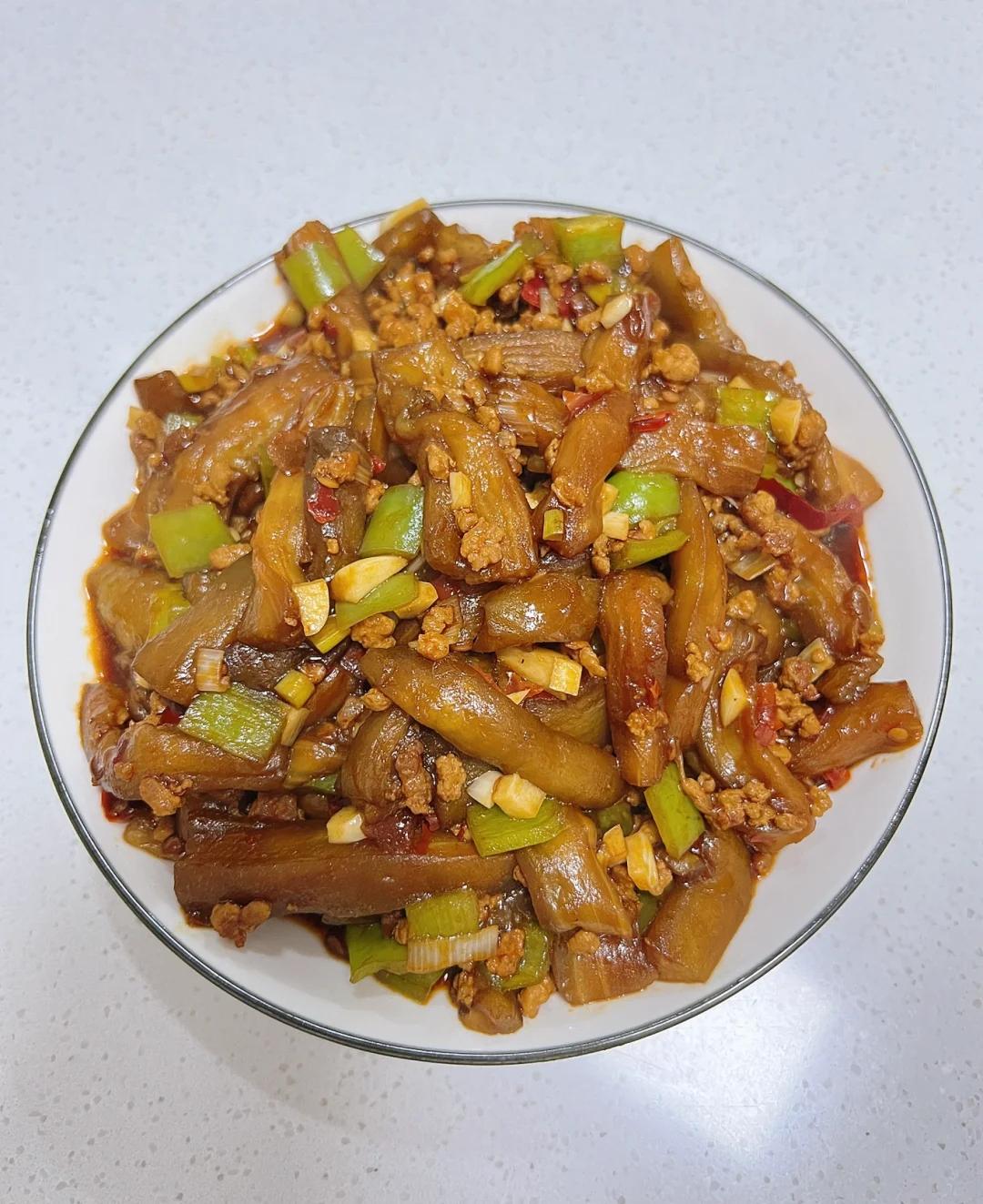 肉段烧茄子的家常做法(怎么烧茄子好吃)