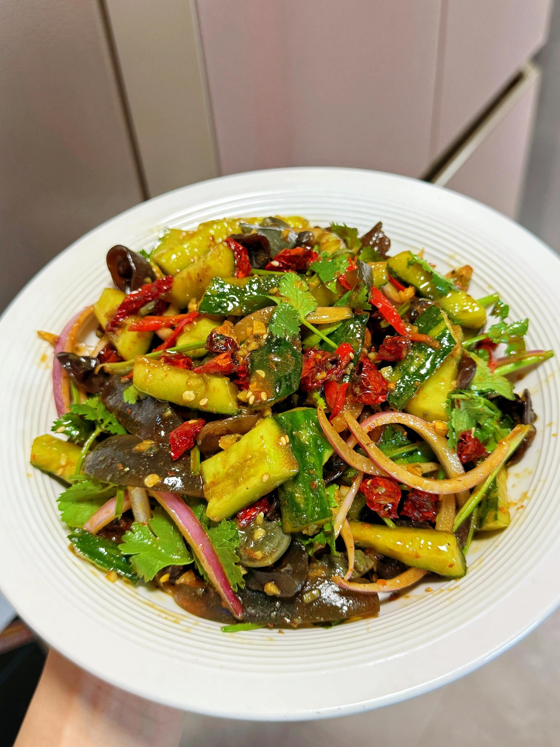 拌凉菜用什么油比较好(夏天饭店拌凉菜都用什么油)