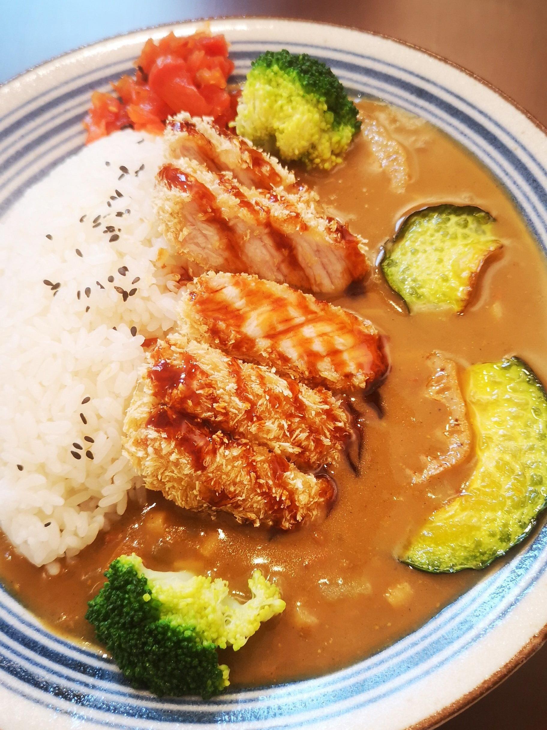 咖喱鱼片的特色(咖喱各种颜色) 咖喱鱼片的特色(咖喱各种颜色)