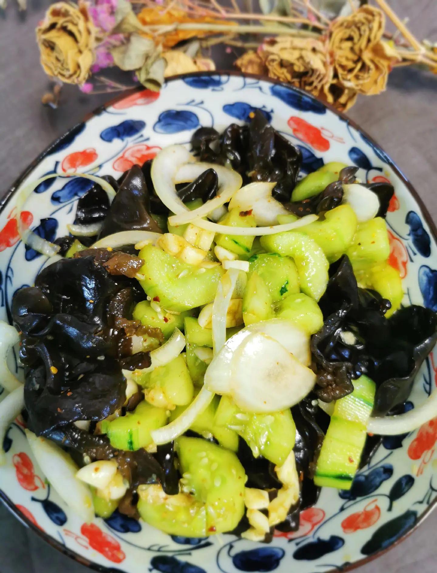 洋葱黄瓜木耳拌凉菜(洋葱拌木耳黄瓜的做法步骤图) 洋葱黄瓜木耳拌凉菜(洋葱拌木耳黄瓜的做法步骤图)