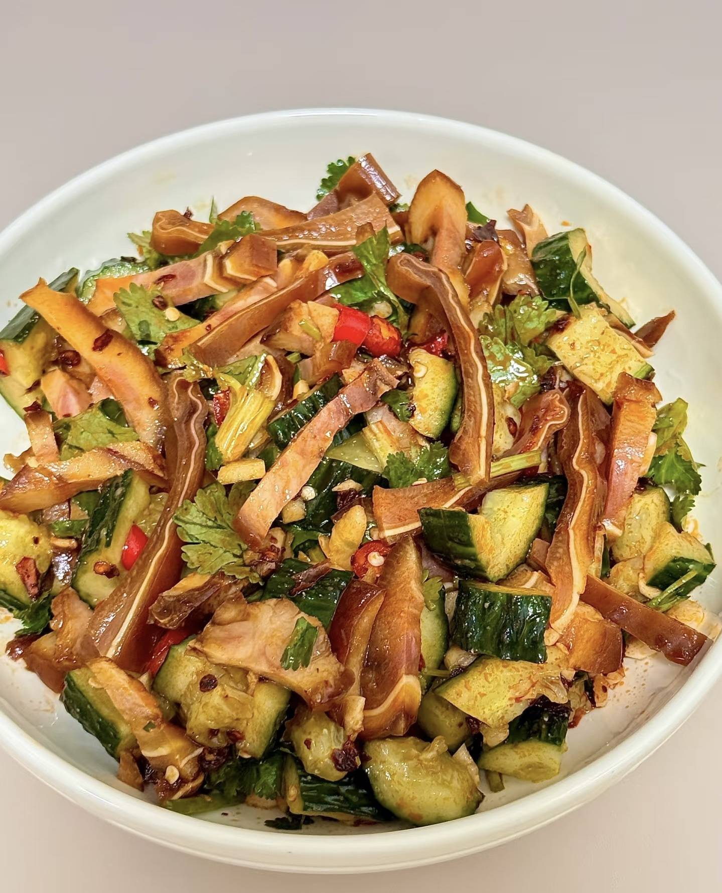 猪耳朵拌凉菜做法(猪耳朵凉拌怎么做好吃窍门) 猪耳朵拌凉菜做法(猪耳朵凉拌怎么做好吃窍门)