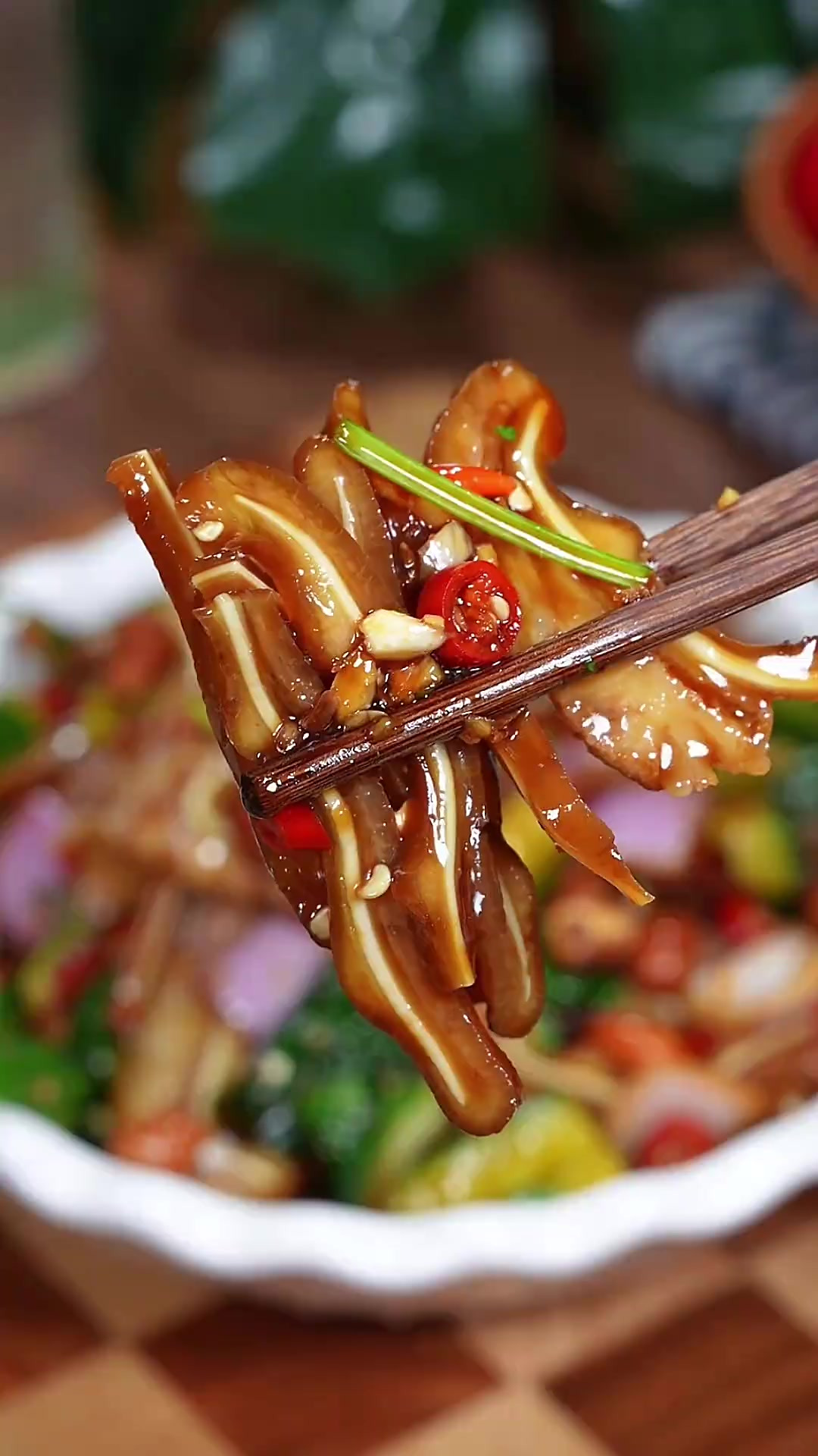 凉菜猪耳朵炒(猪耳朵凉拌配什么菜)