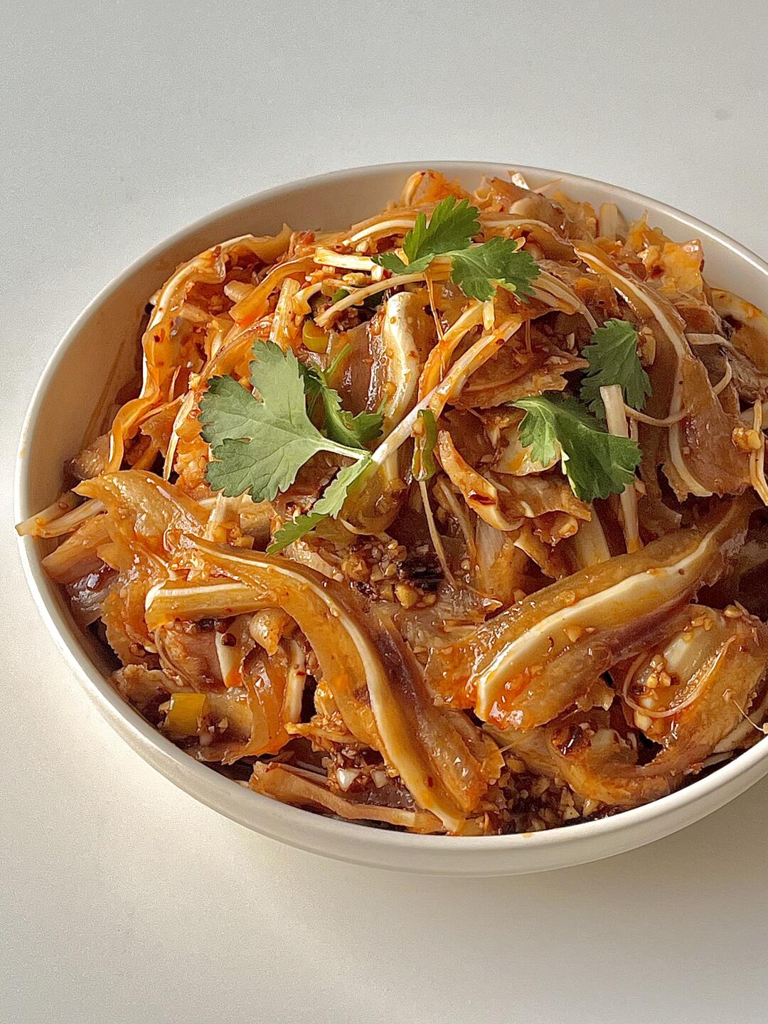 凉菜猪耳朵炒(猪耳朵凉拌配什么菜)