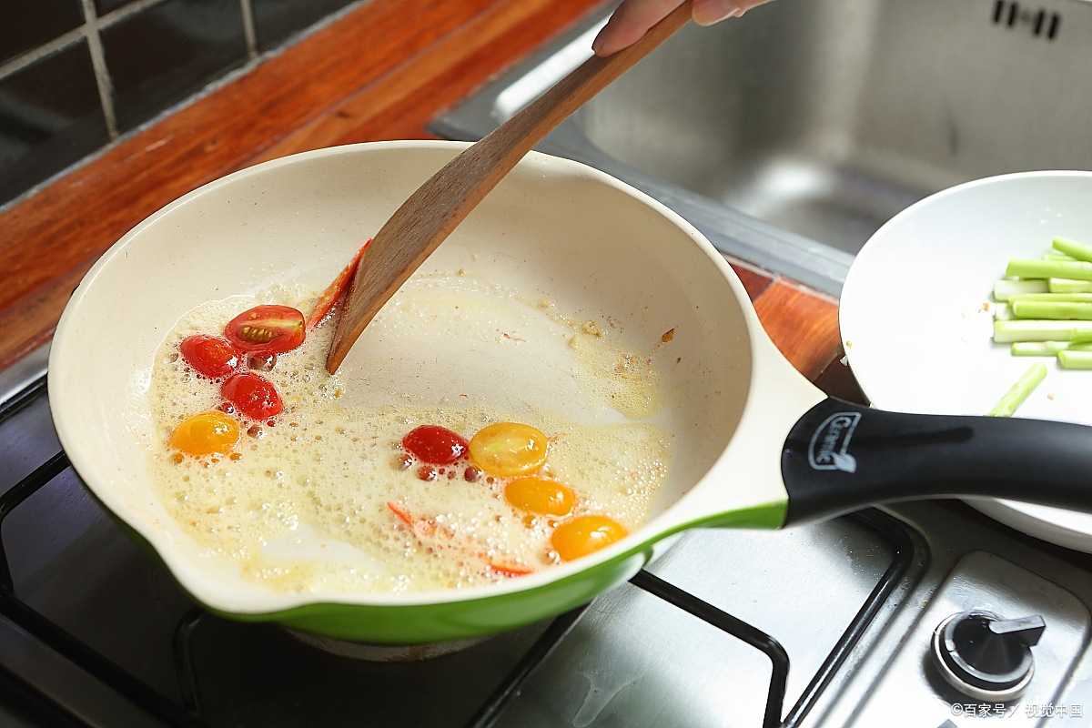 炒素菜放多少盐(炒素菜要放耗油吗)