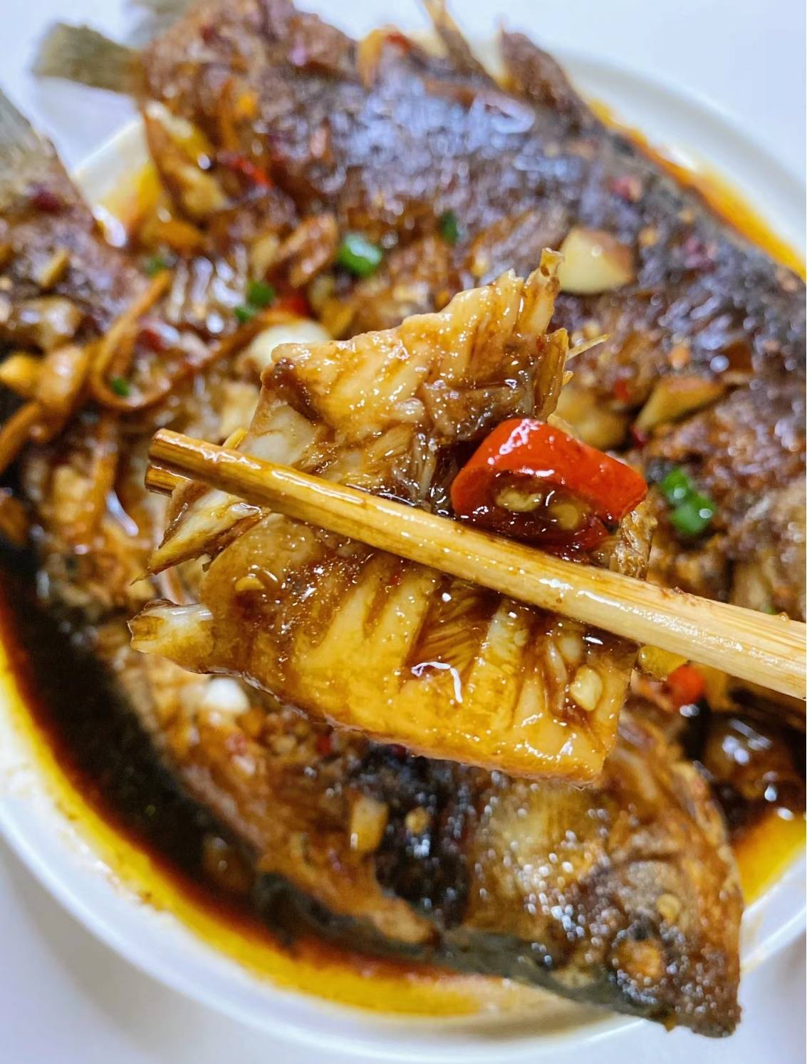 家常焖鲫鱼(家常焖鲫鱼最简单做法) 家常焖鲫鱼(家常焖鲫鱼最简单做法)