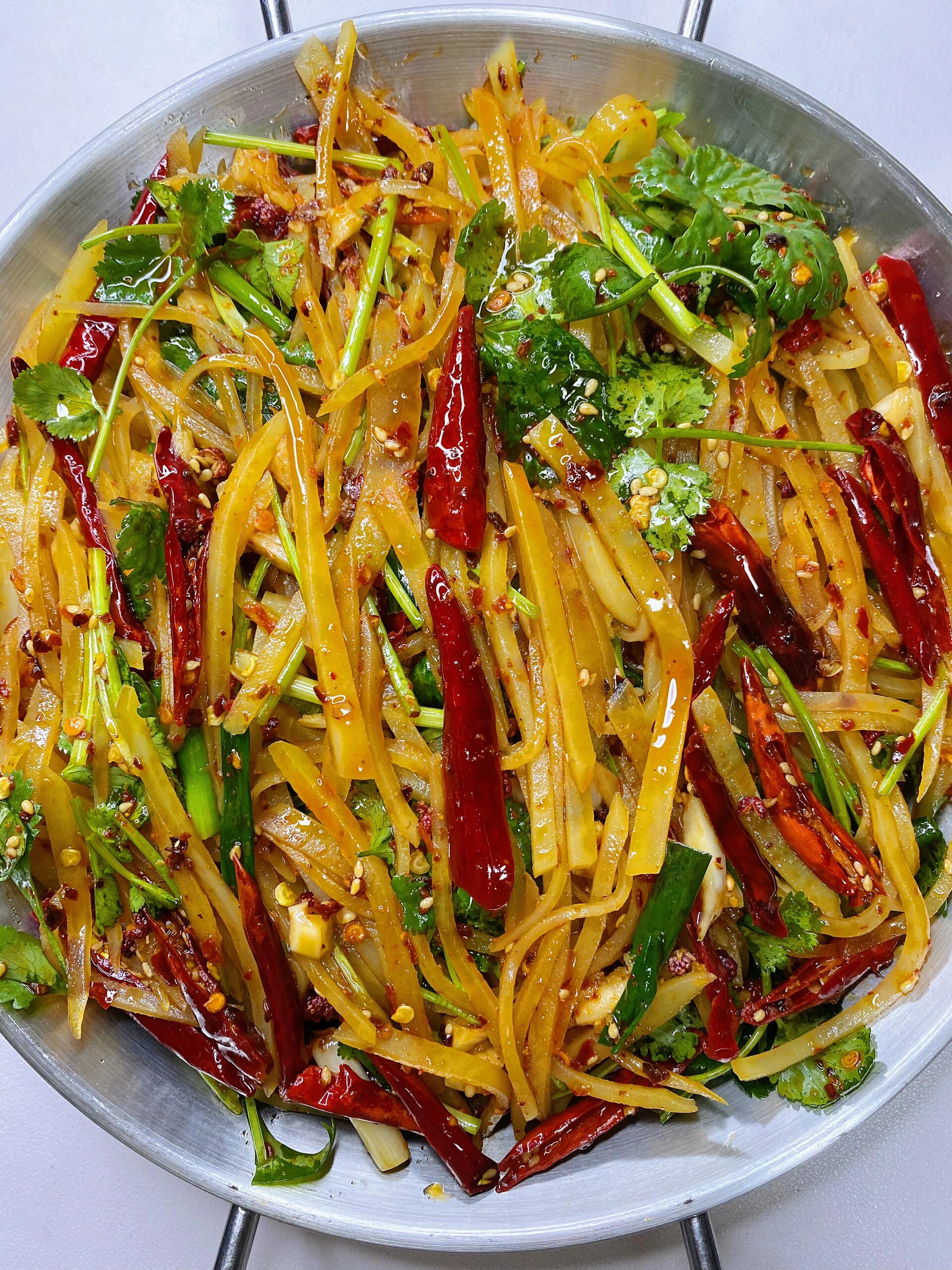 拌凉菜放辣椒丝(凉拌菜的辣椒怎么做好吃) 拌凉菜放辣椒丝(凉拌菜的辣椒怎么做好吃)