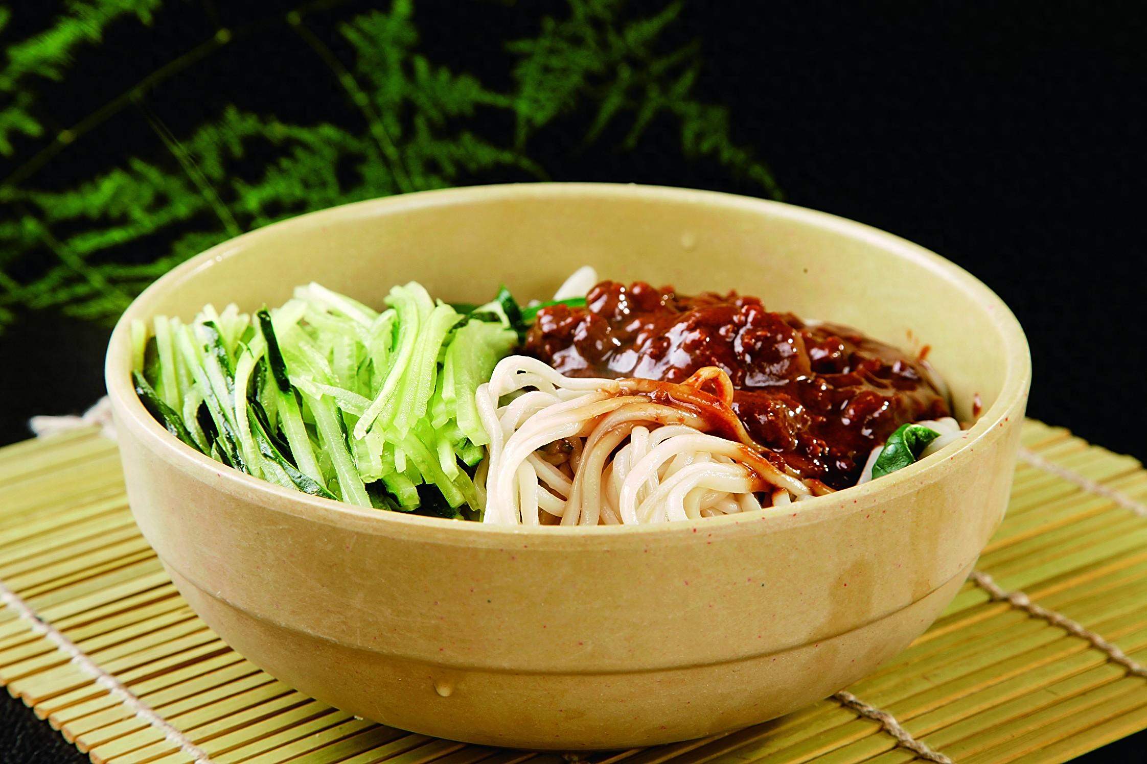 炸酱面的特色(关于炸酱面的知识和介绍) 炸酱面的特色(关于炸酱面的知识和介绍)