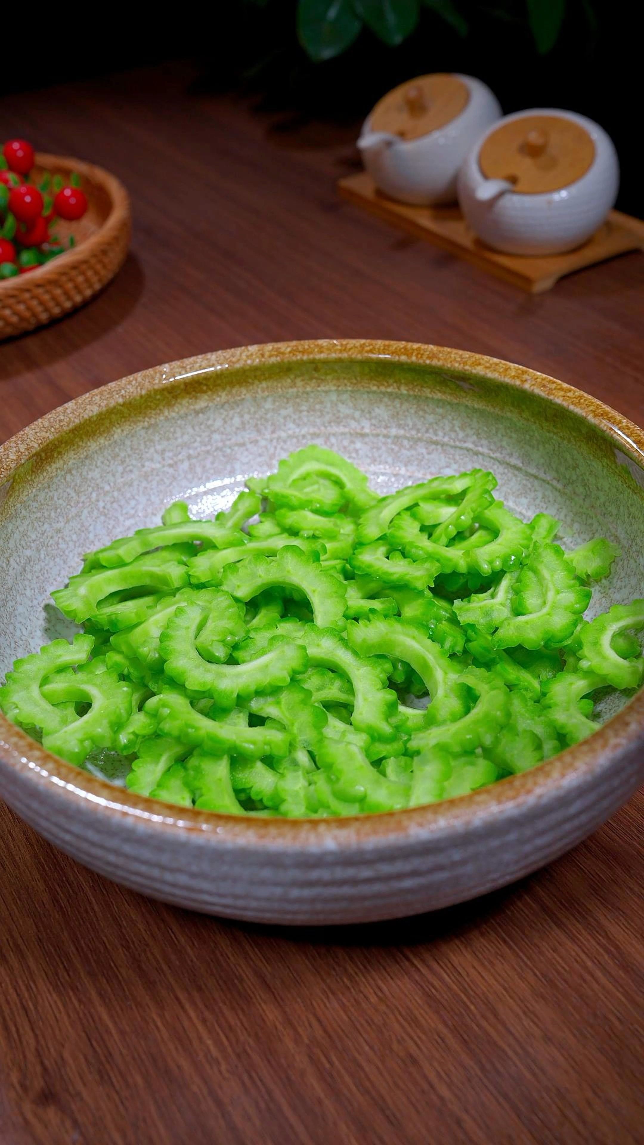 苦瓜和饮料的凉菜(苦瓜和凉茶一起吃吗)