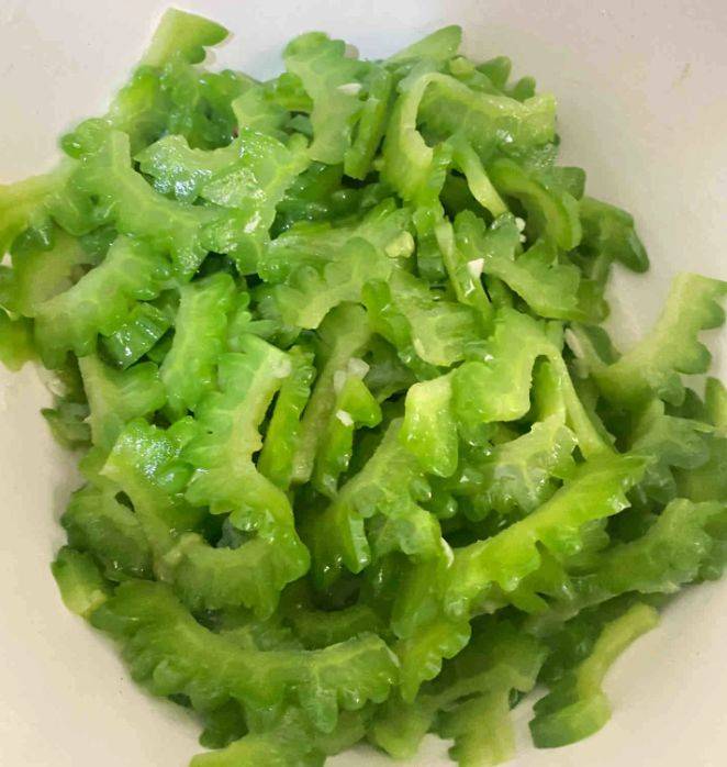 苦瓜和饮料的凉菜(苦瓜和凉茶一起吃吗)