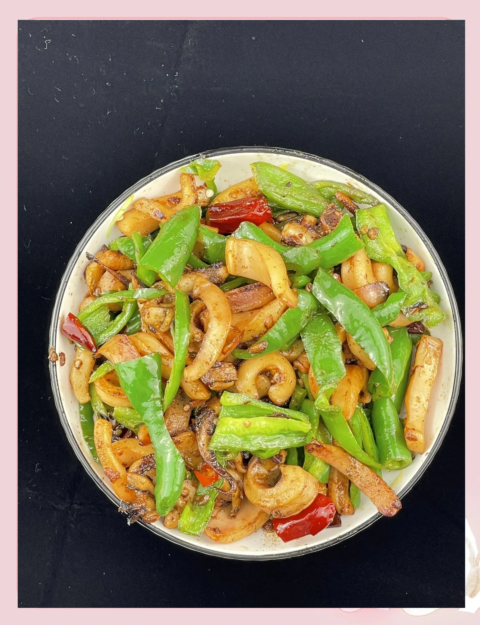 家常炒鱿鱼的做法大全(炒鱿鱼最经典的家常做法,鱿鱼鲜香,辣椒脆甜!) 家常炒鱿鱼的做法大全(炒鱿鱼最经典的家常做法,鱿鱼鲜香,辣椒脆甜!)