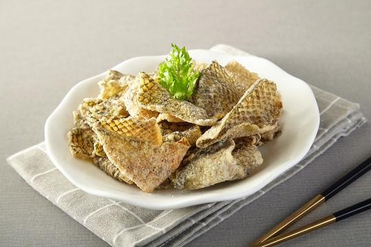 炸鱼皮的做法大全家常(炸鱼皮怎么做好吃又简单) 炸鱼皮的做法大全家常(炸鱼皮怎么做好吃又简单)