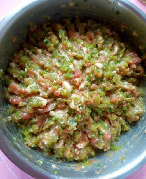 孩子小吃芹菜(小朋友吃芹菜) 孩子小吃芹菜(小朋友吃芹菜)