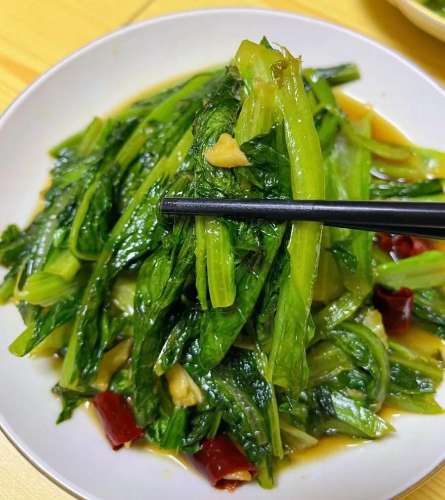 一个炒素菜(炒一个素菜一般多少油) 一个炒素菜(炒一个素菜一般多少油)