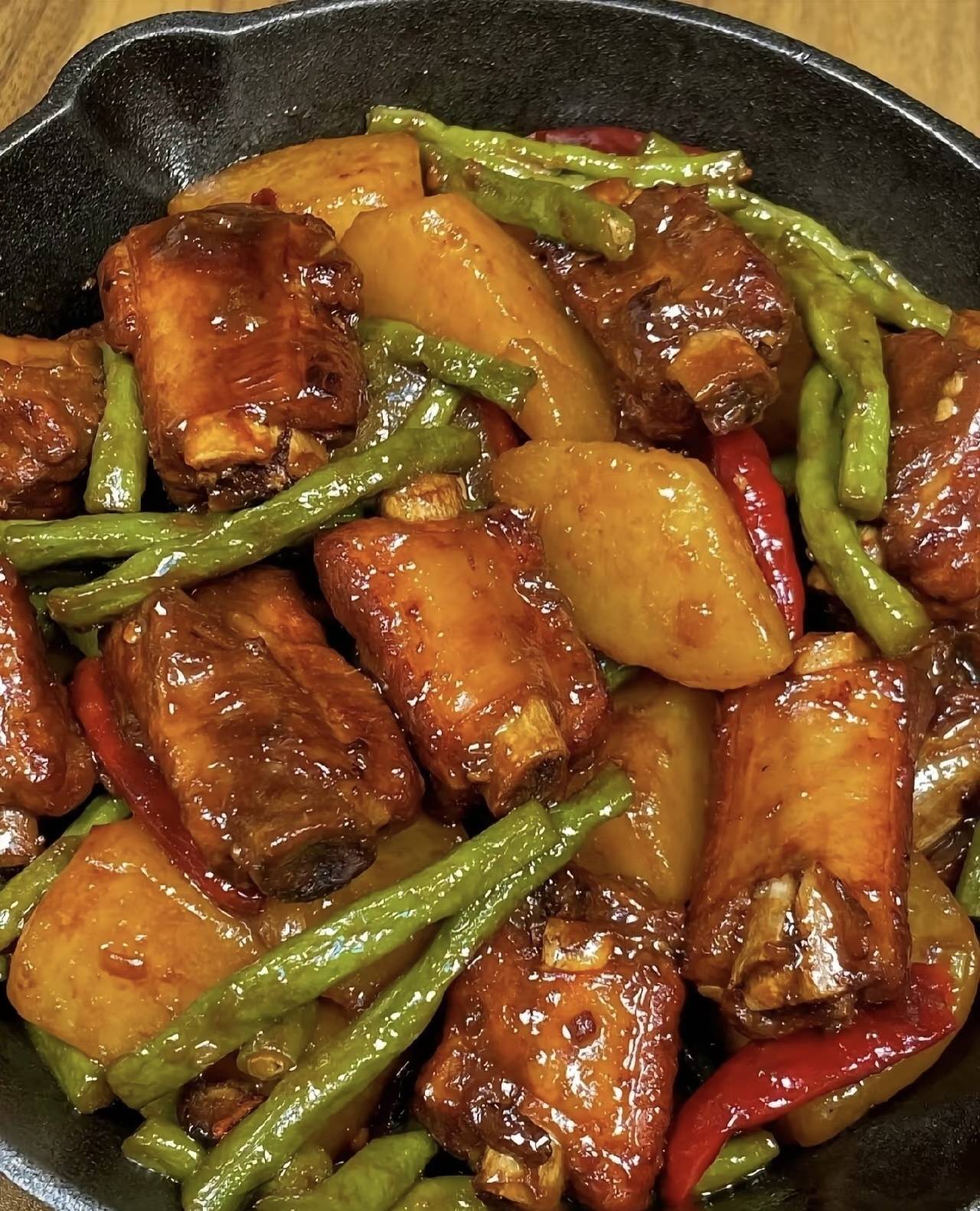 最简单家常土豆烧排骨(最简单家常土豆烧排骨的做法)