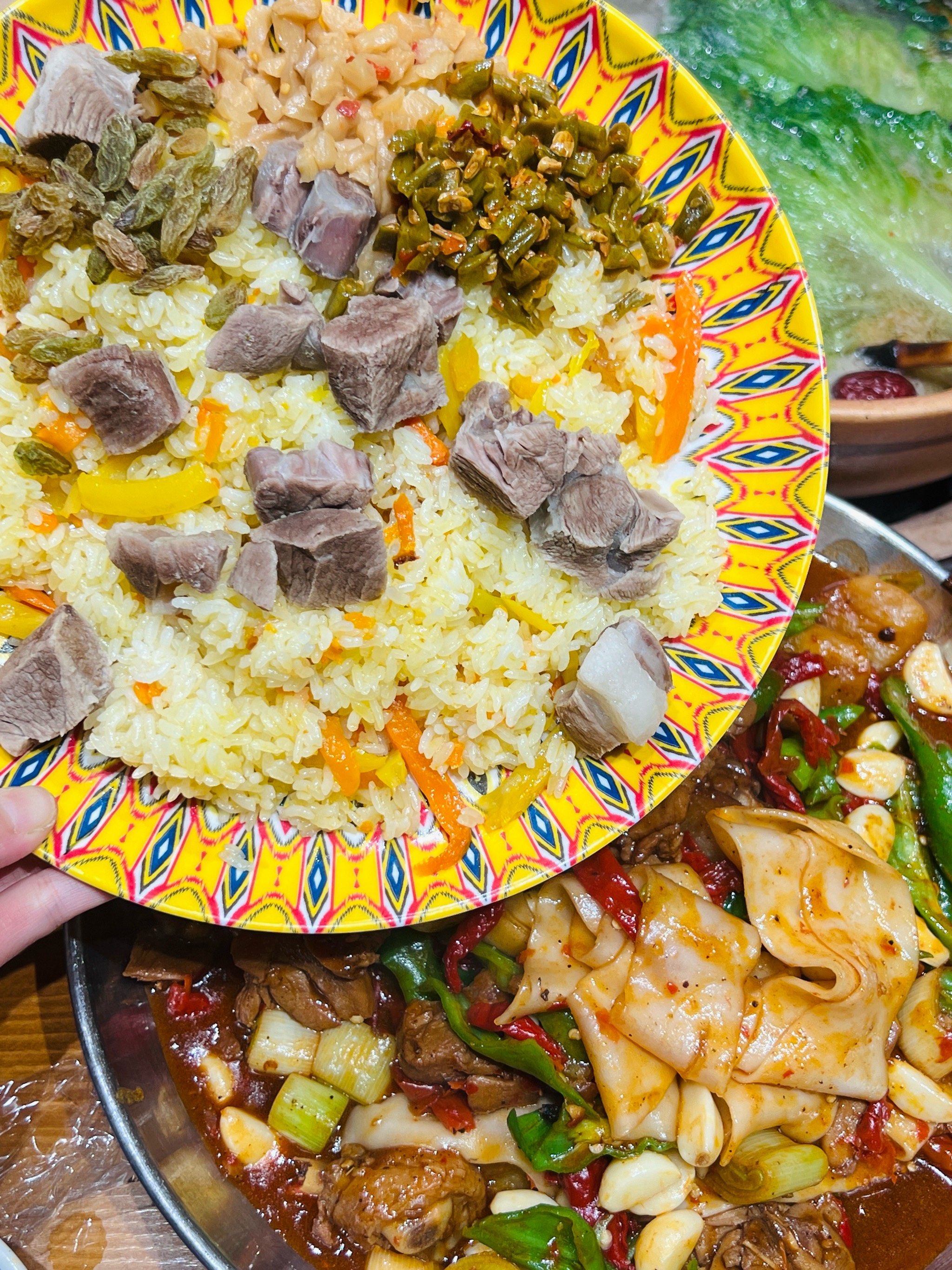 新疆特色抓饭装修风格(新疆抓饭做饭)