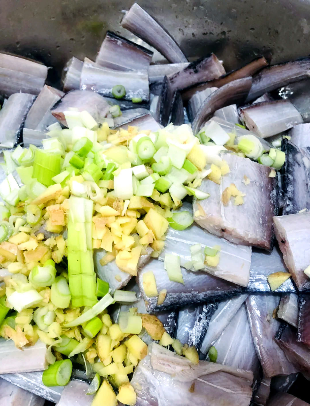 带鱼茄子的家常做法(带鱼烧茄子做法大全)