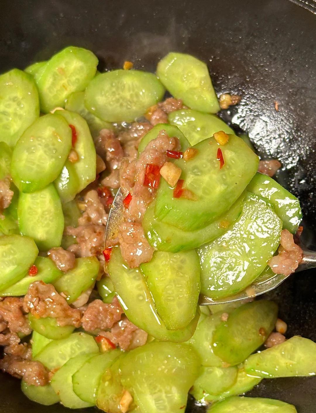 家常菜黄瓜炒什么好吃(黄瓜炒什么好吃又简单又好吃)