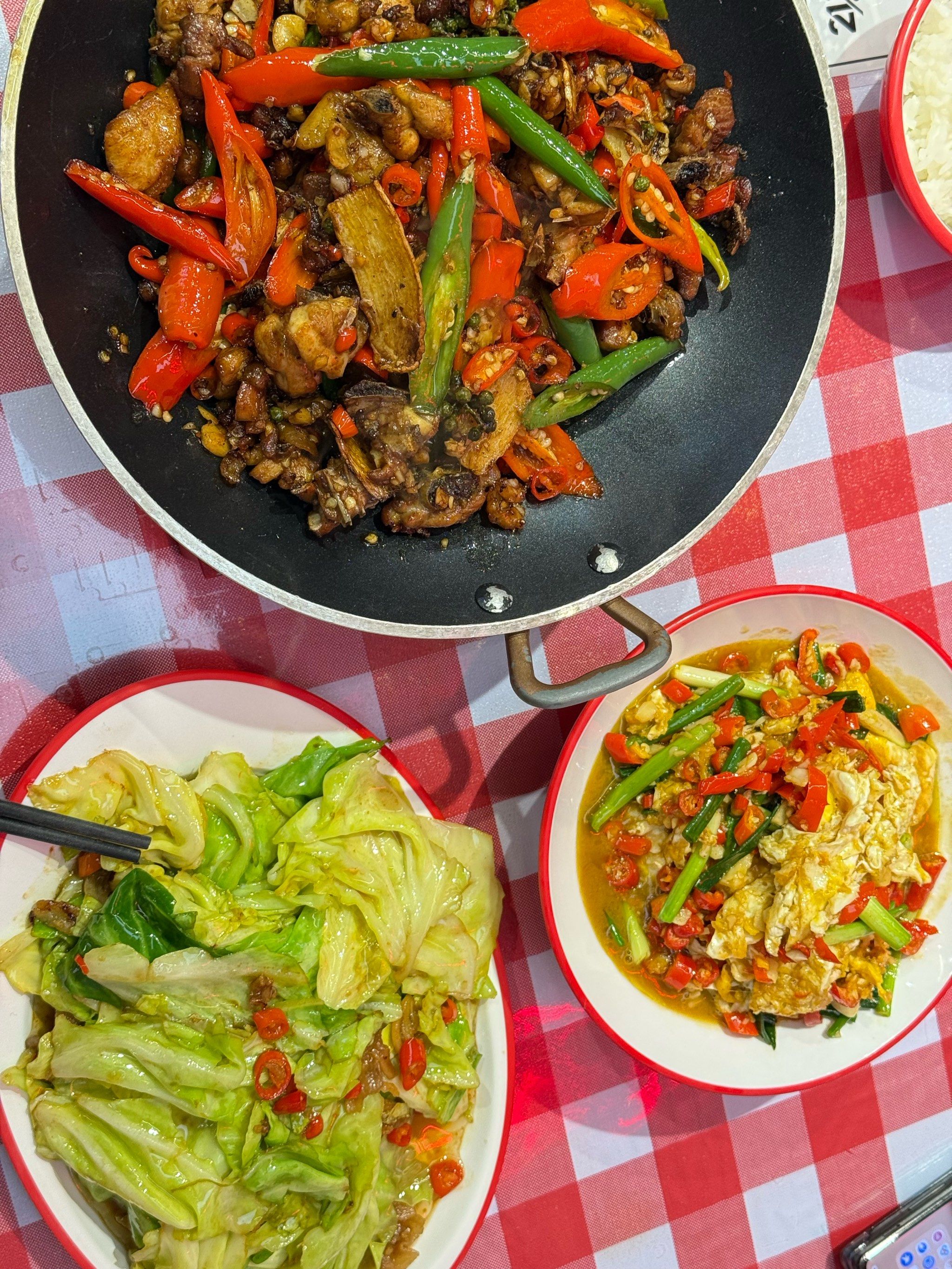 辣子鸡放什么素菜(辣子鸡 食材)