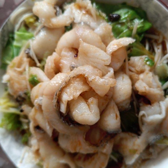 黑鱼里面放什么素菜(黑鱼用什么配菜)