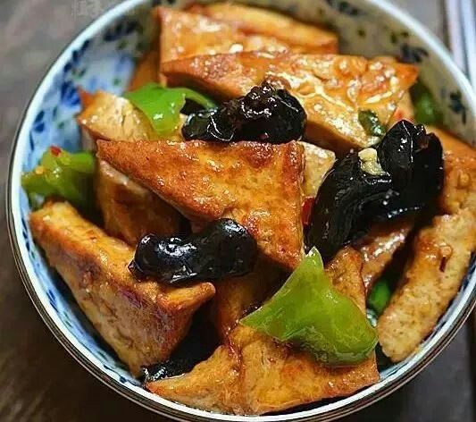 木耳炒豆腐家常(木耳炒豆腐的怎样做好吃)