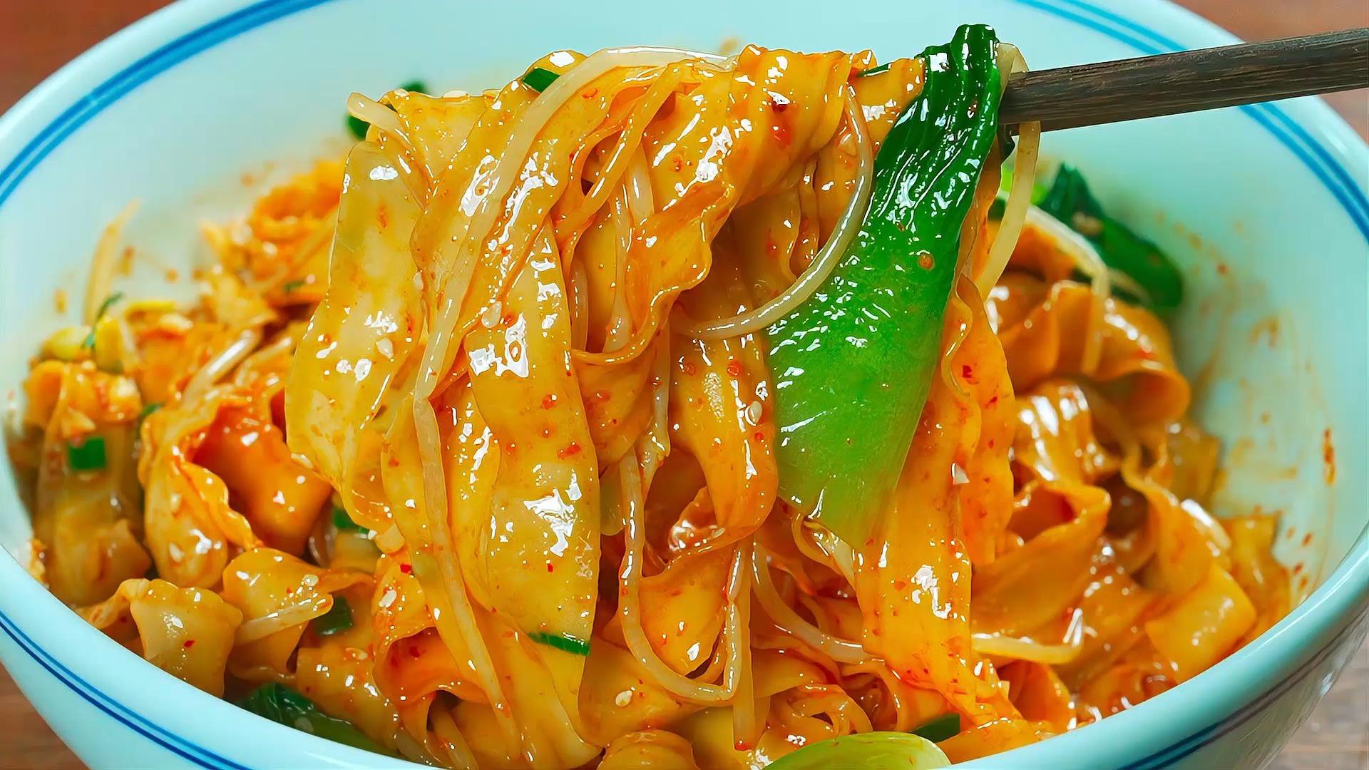 油泼面是哪里的特色美食(油泼面是哪里的名吃)