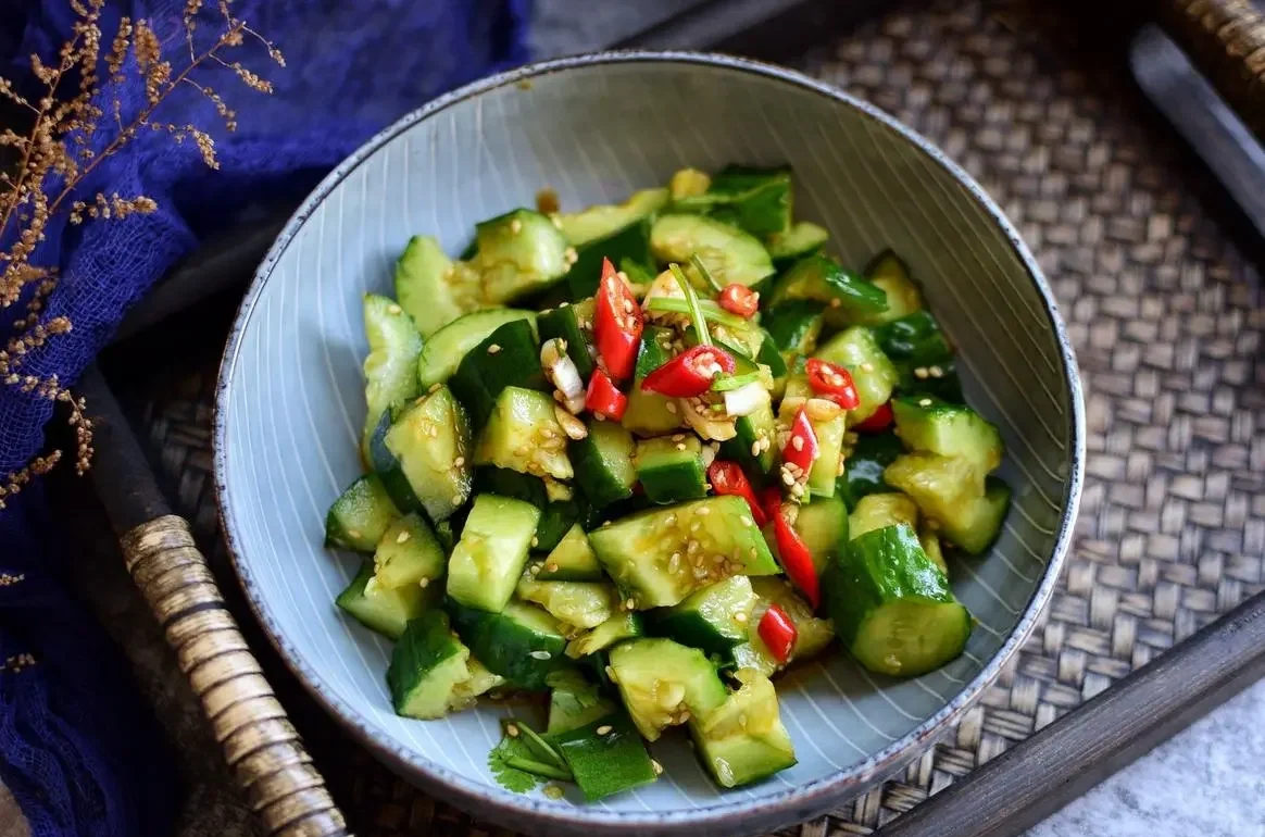 黄瓜凉菜拼盘(凉拌菜拼盘造型黄瓜)