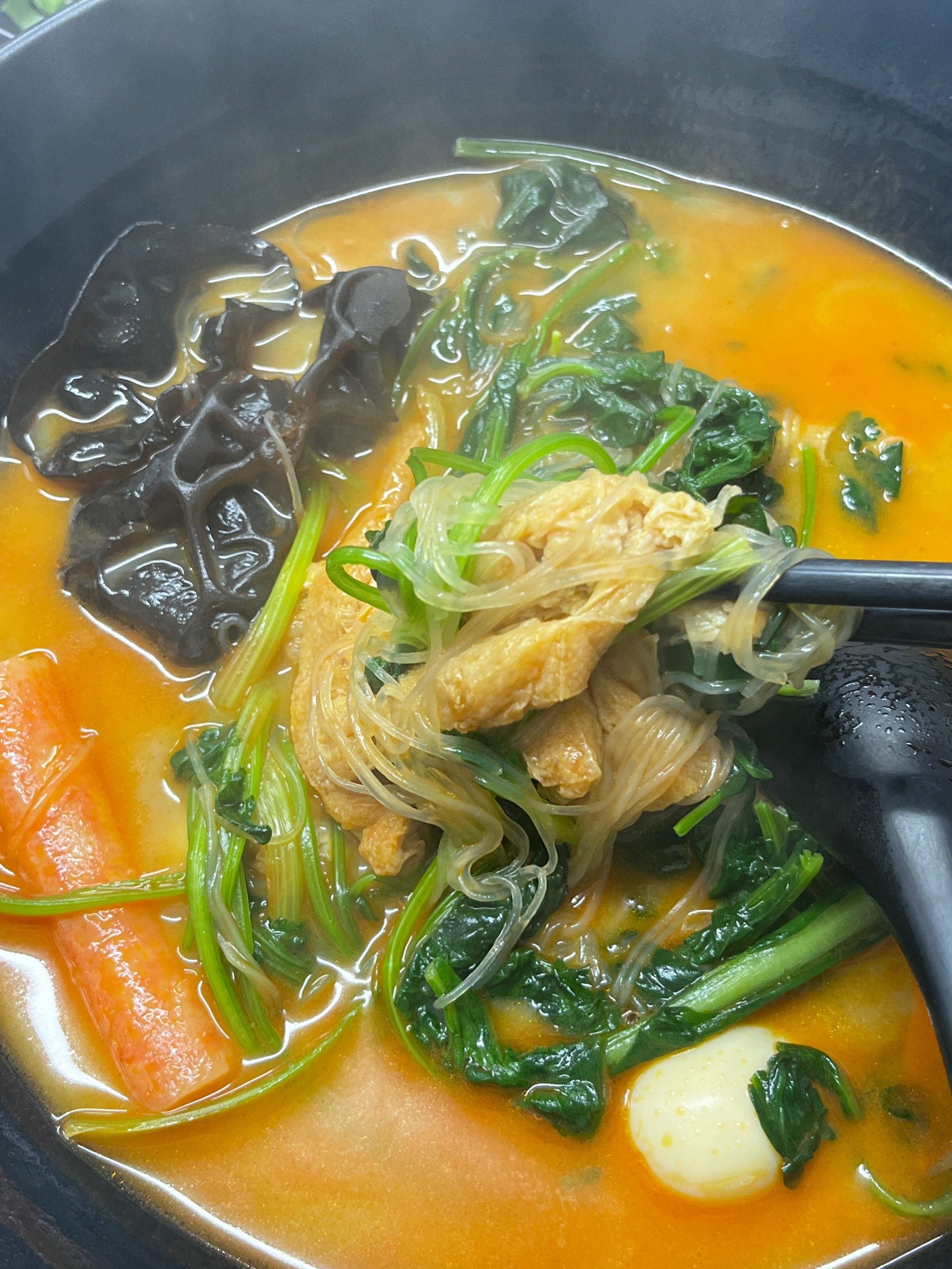 吃麻辣烫都有什么素菜(吃麻辣烫选哪些菜最合算)