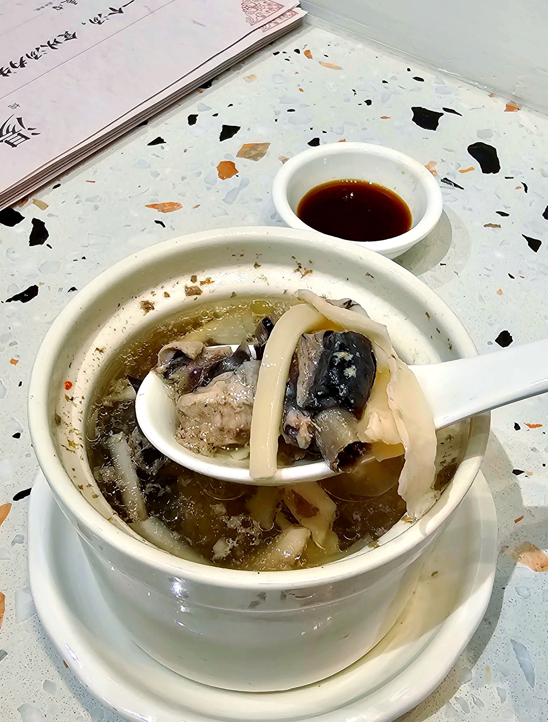 椰子炖乌鸡汤特色(椰子炖乌鸡汤功效与作用)