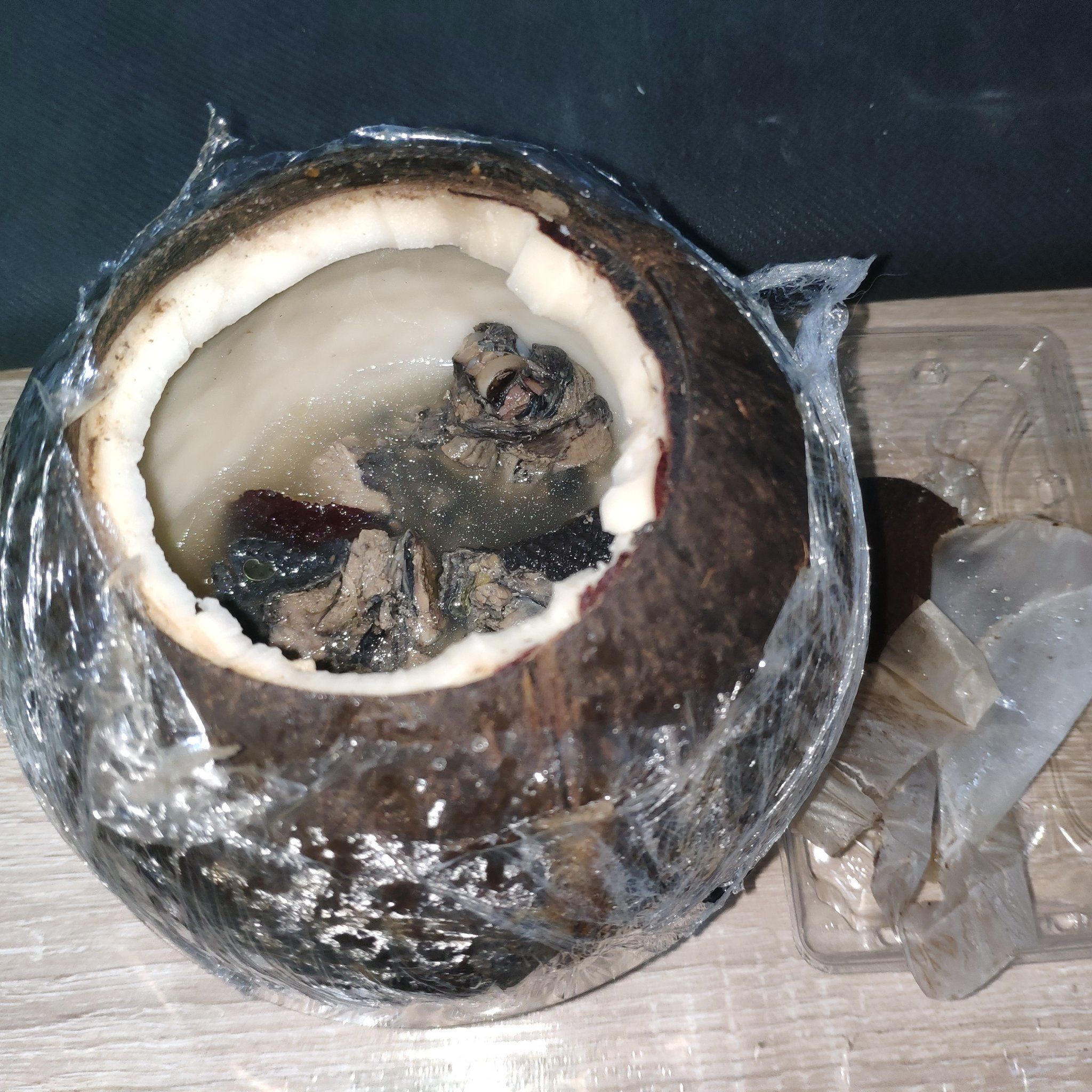 椰子炖乌鸡汤特色(椰子炖乌鸡汤功效与作用)