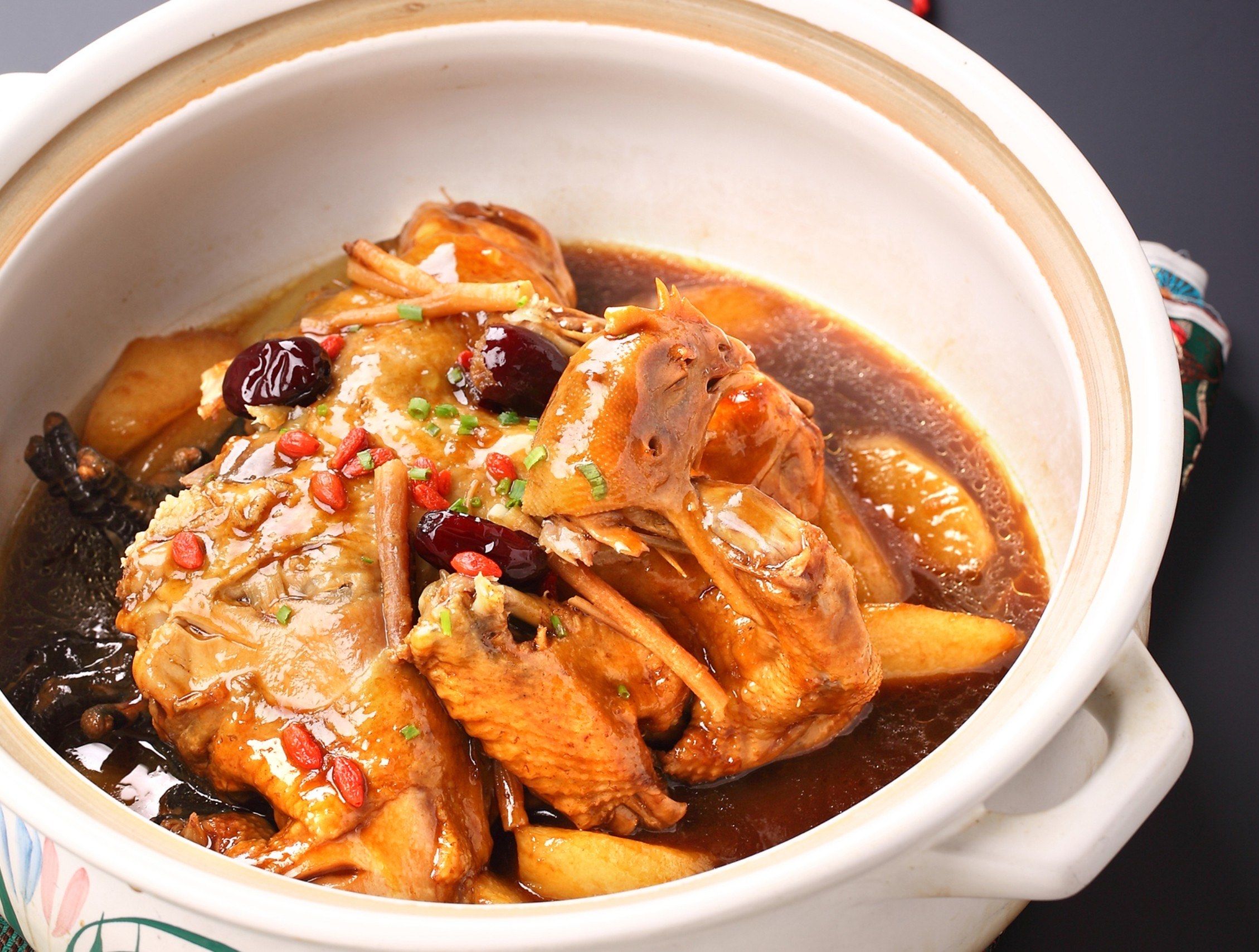 老姜炖鸡的特色(老姜鸡煲)