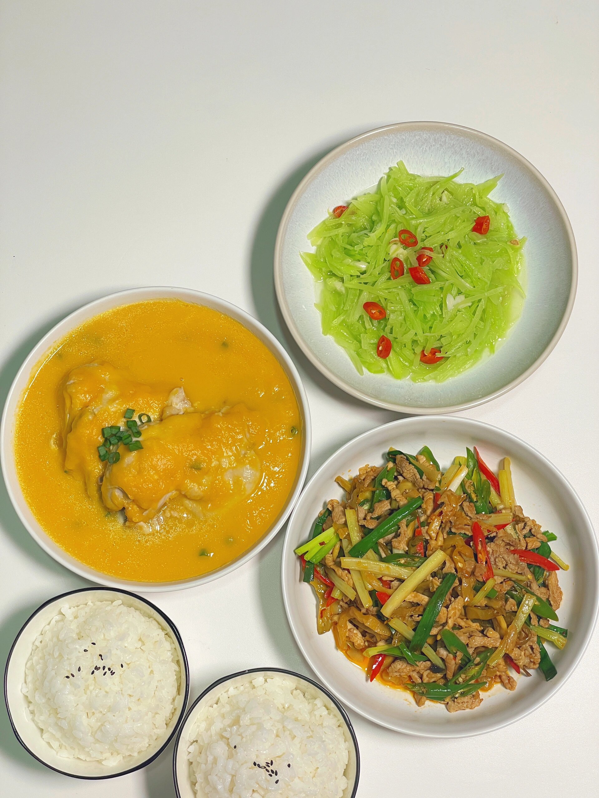 鸡肉烧汤搭配什么素菜(鸡肉汤和什么菜搭配最好)