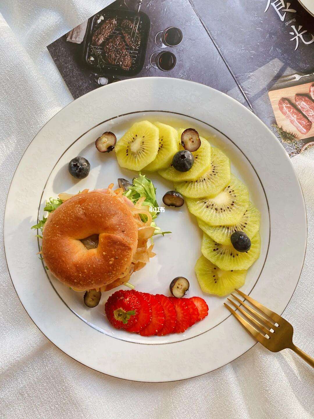 早餐水果同时(早餐能搭配水果一起吃吗)