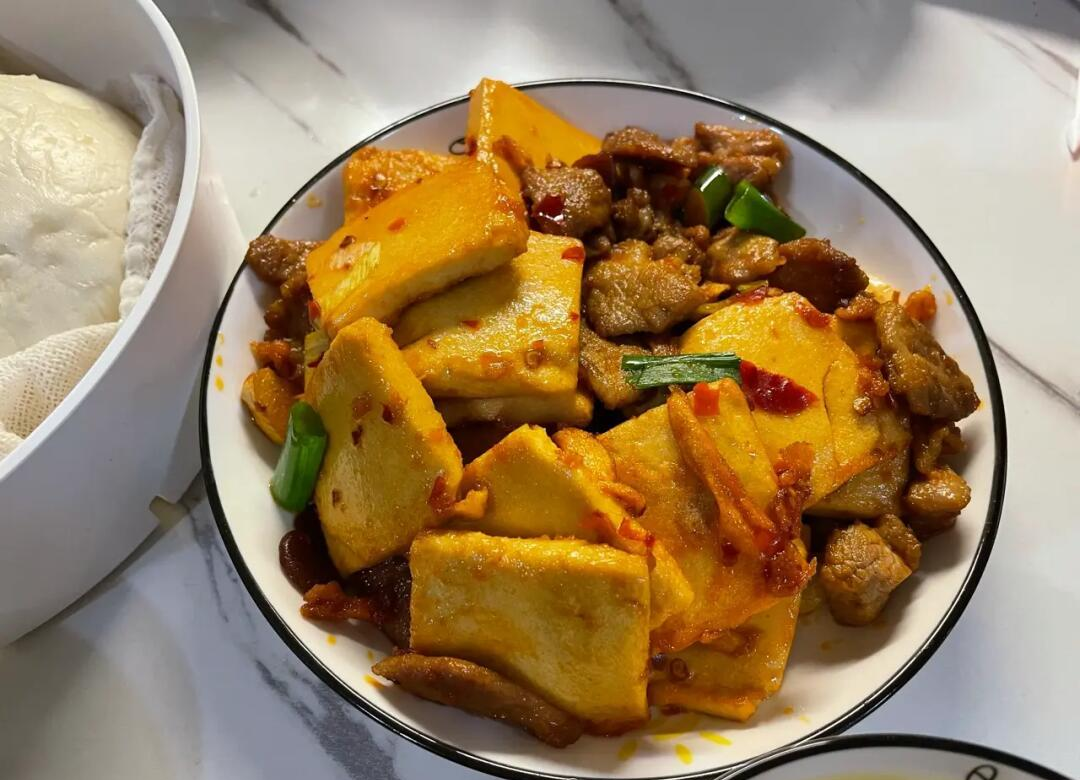 干锅里放什么素菜好吃(干锅需要哪些素菜)