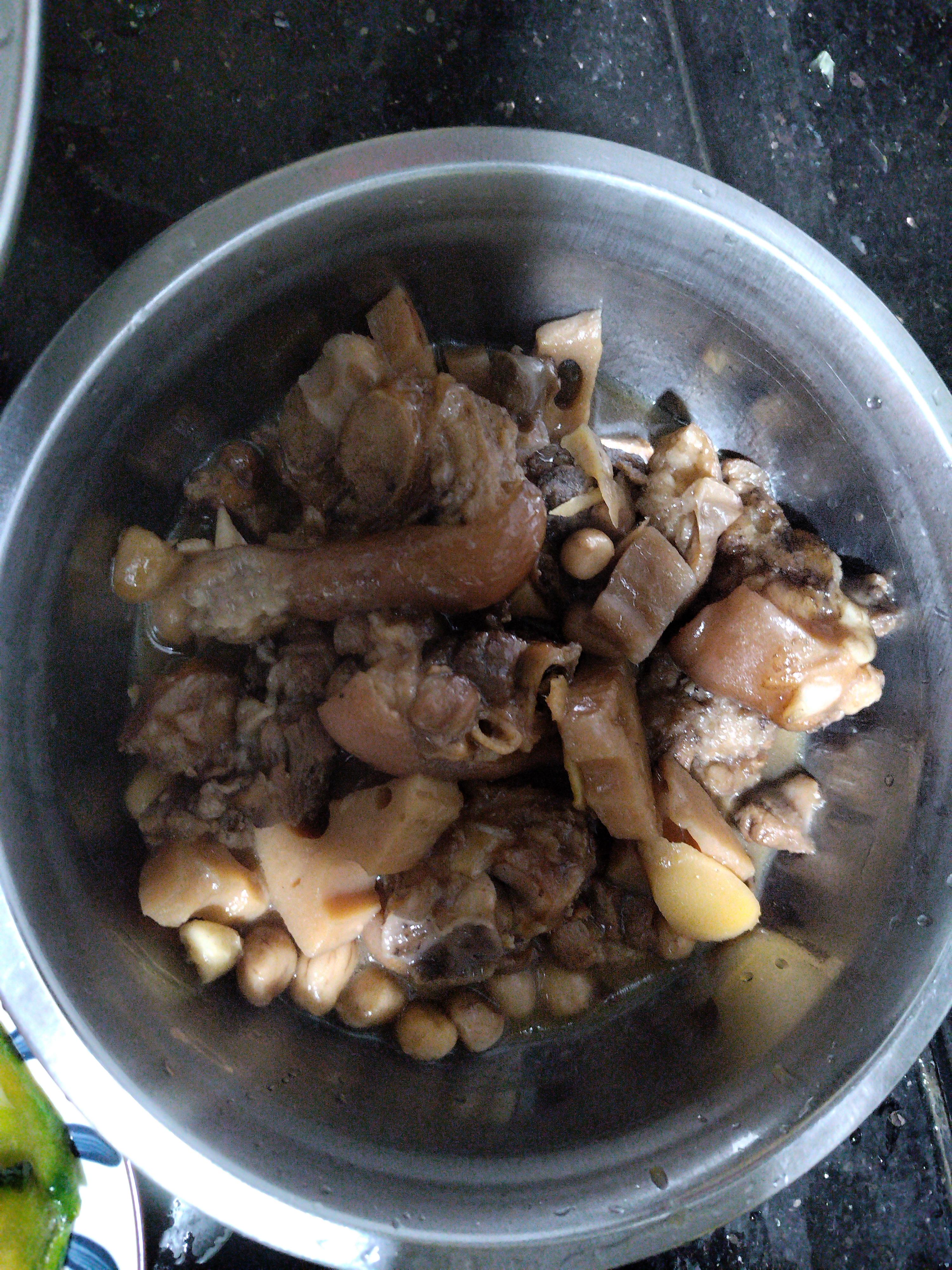 藕炖猪蹄的家常做法(怎样煨藕炖猪蹄汤不变色)