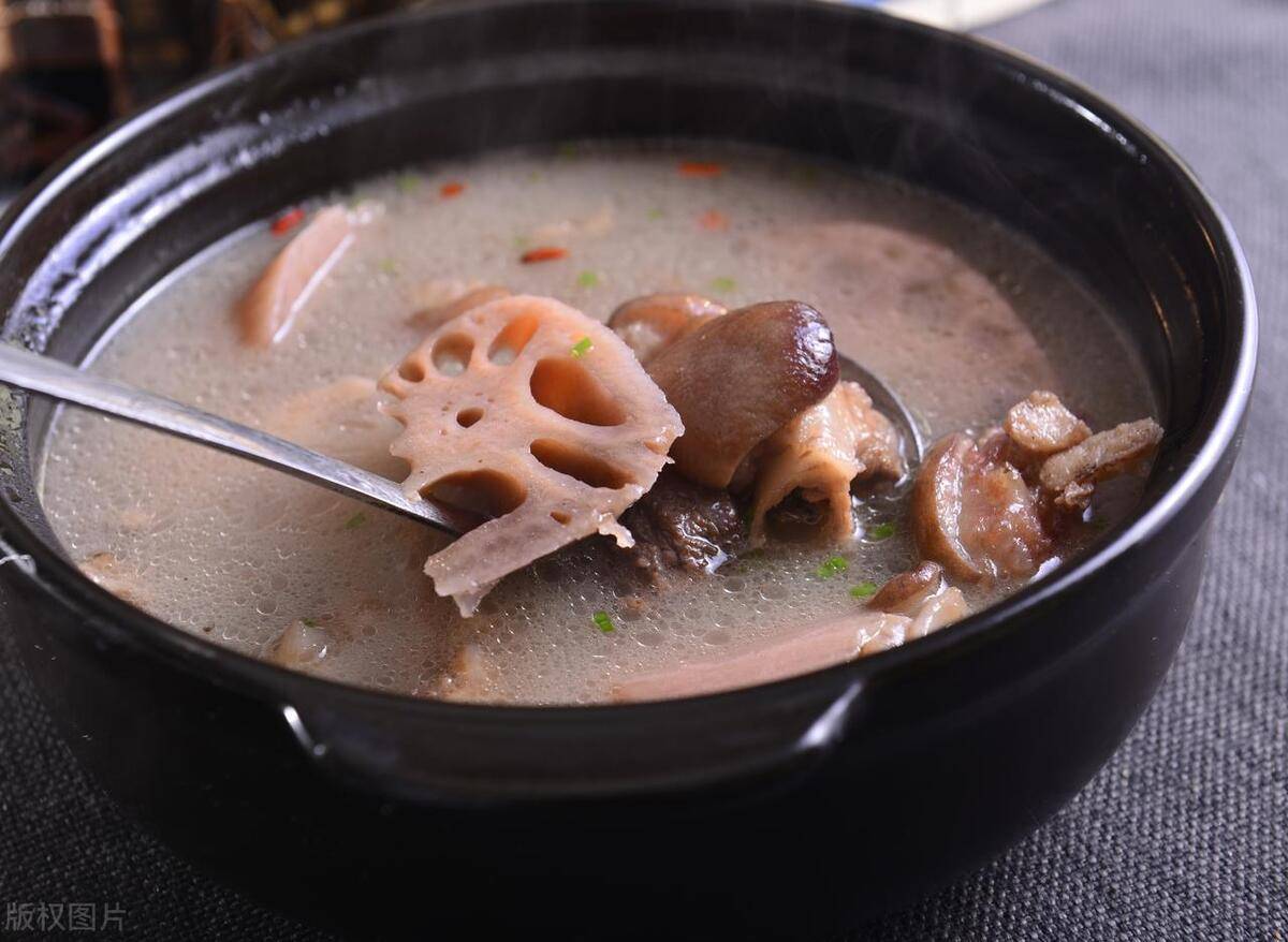 藕炖猪蹄的家常做法(怎样煨藕炖猪蹄汤不变色)